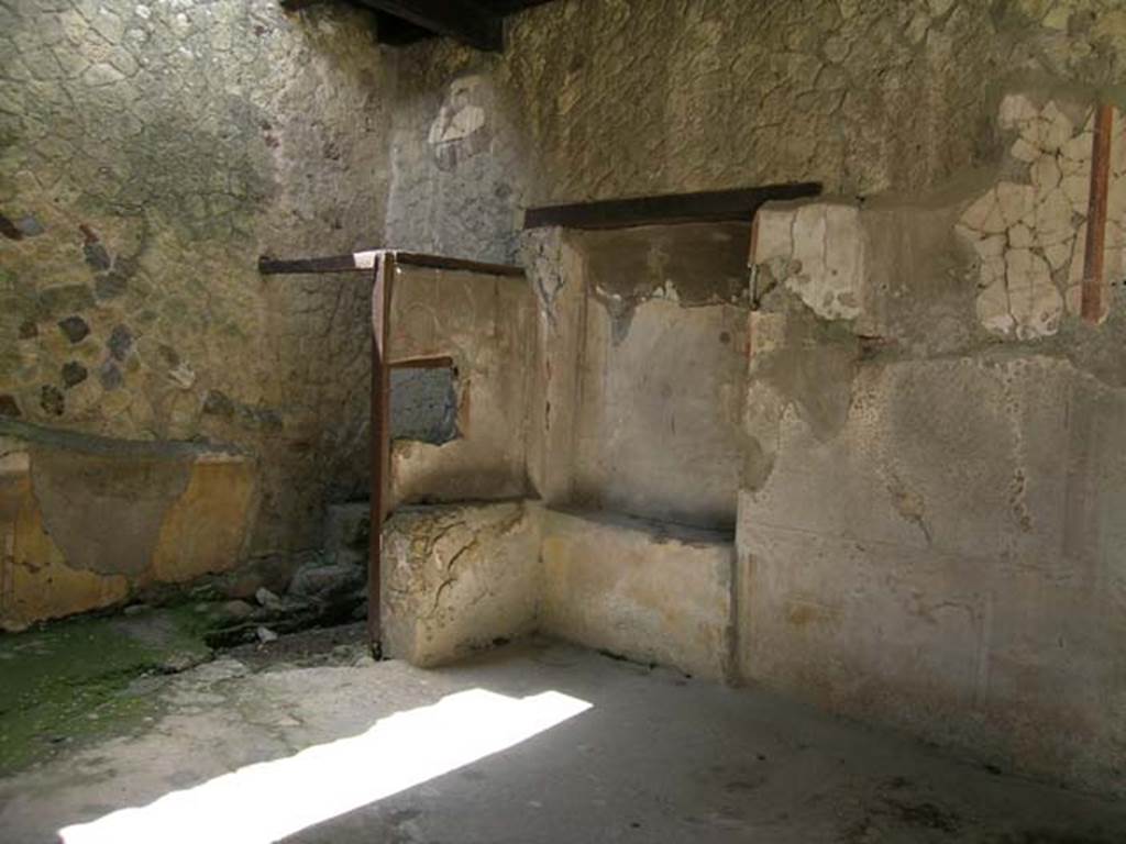 IV, 14, Herculaneum, May 2006. General view, looking towards the latrine in south-west corner.
Photo courtesy of Nicolas Monteix.